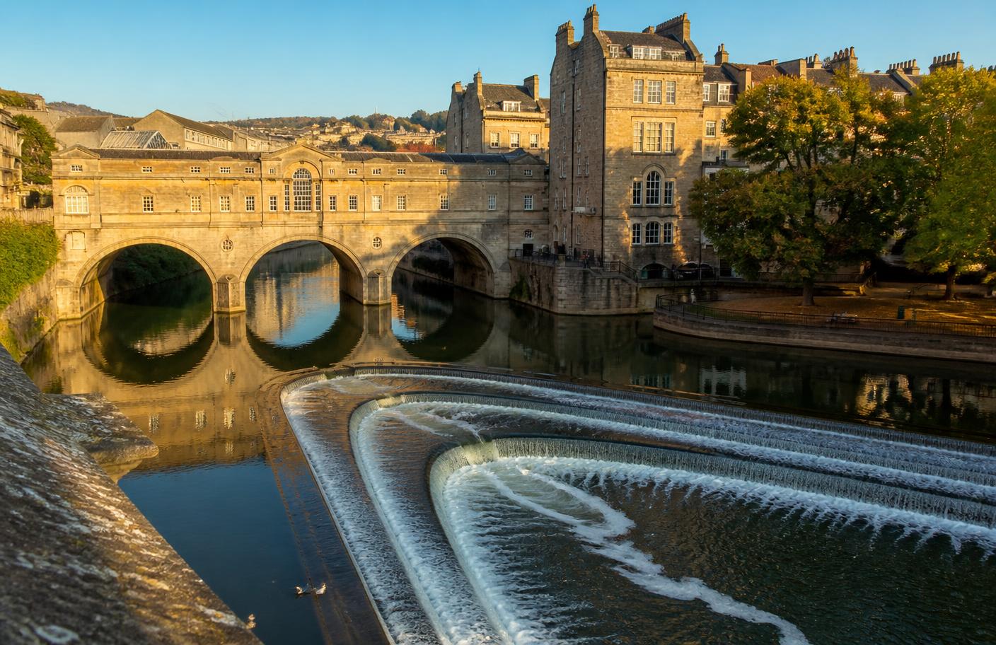 Pulteney Bridge sobre el río Avon con la presa en forma de abanico